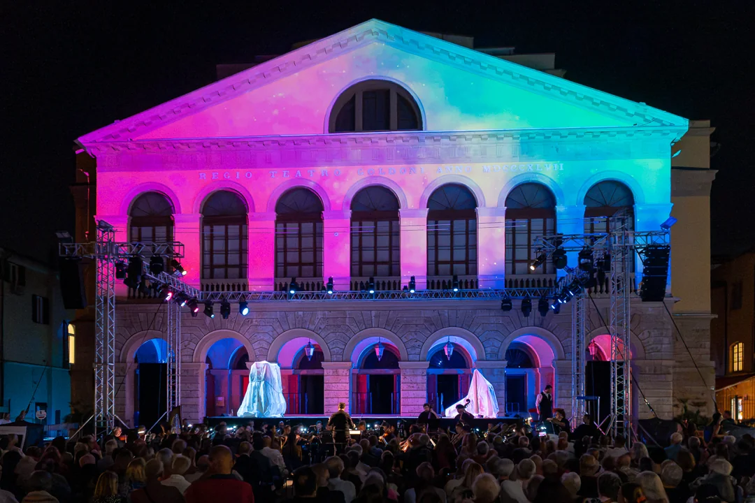 Il Teatro Goldoni illuminato e il pubblico del Mascagni Festival 2026