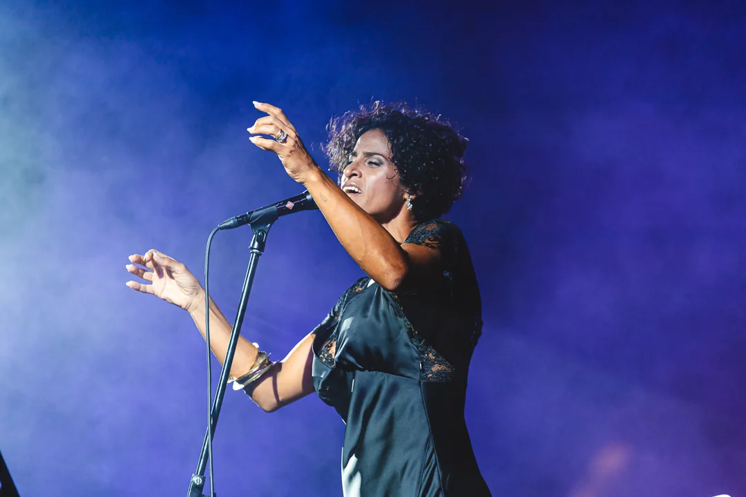 Karima sul palco fra luce blu e fumo di scena
