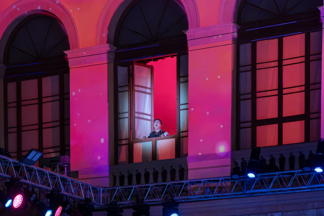 Una scena di Cavalleria Rusticana dalla finestra del Teatro Goldoni