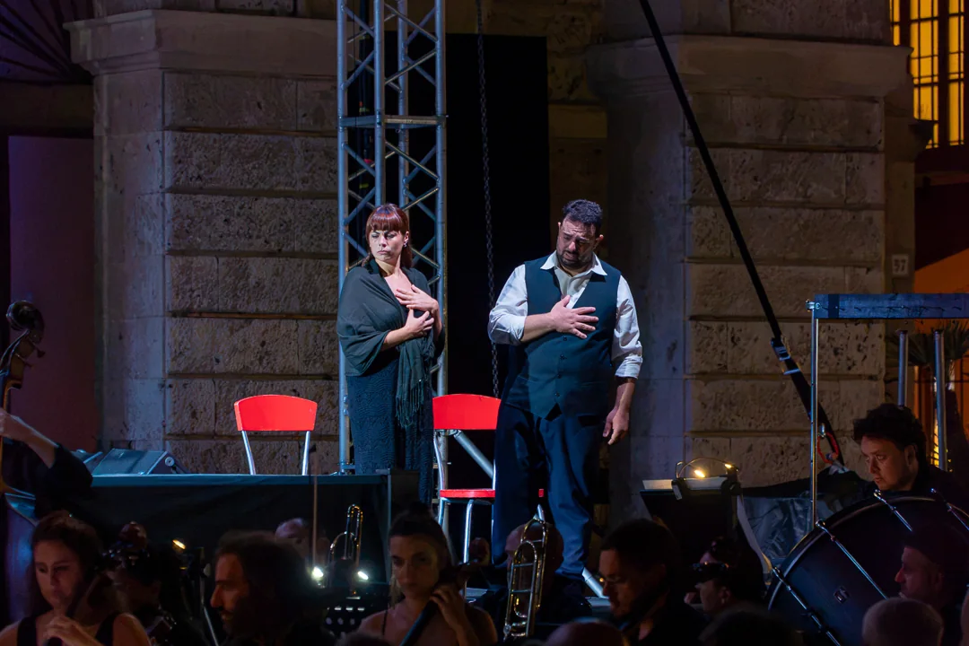 Due interpreti sul palco di Cavalleria Rusticana in LIS