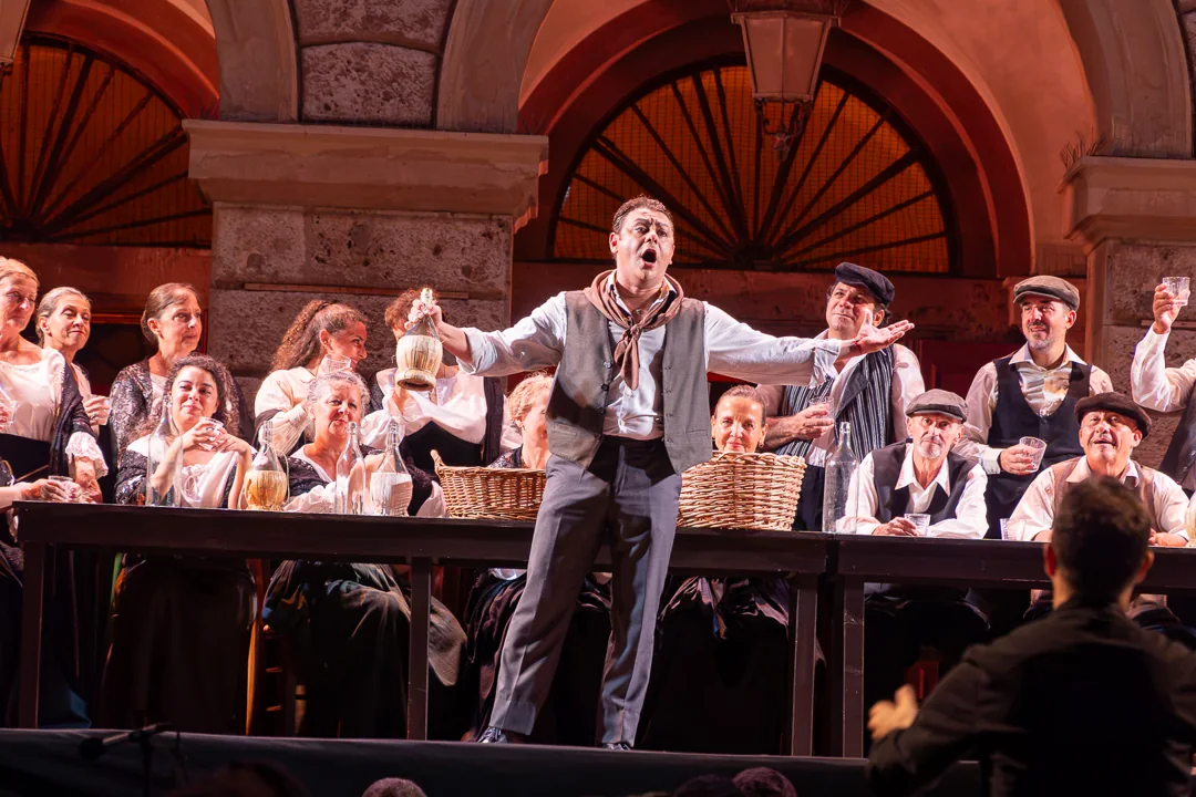 Una scena corale di Cavalleria Rusticana davanti al Goldoni