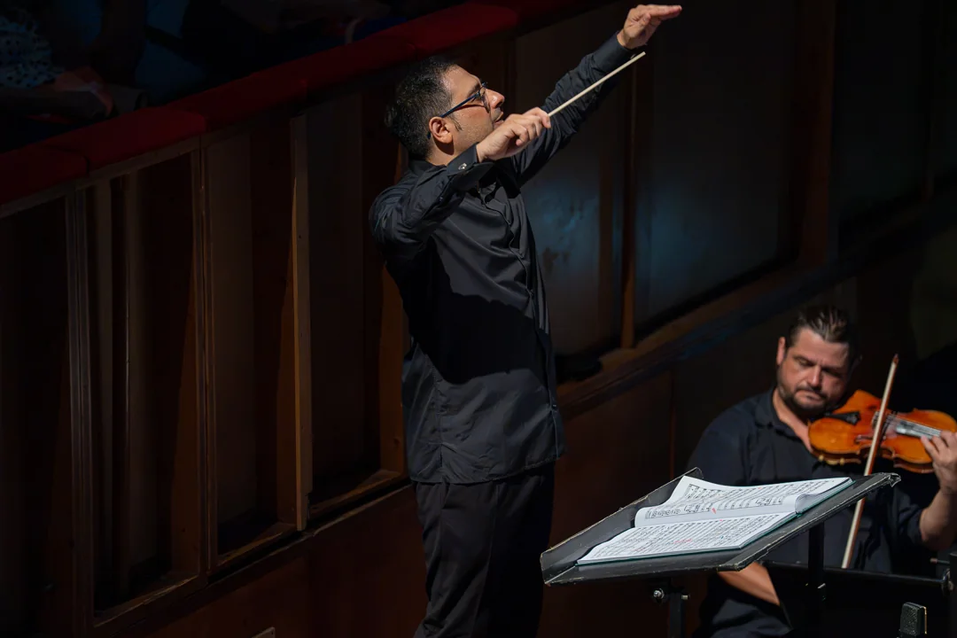 Il direttore d’orchestra e la partitura durante Cavalleria Rusticana