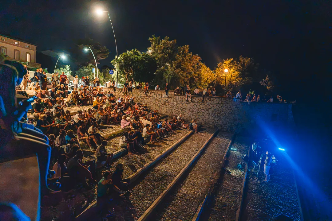 Il pubblico delle Mascagni Night negli spazi sul mare