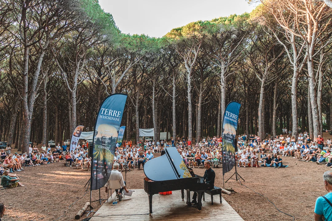 Pianoforte e pubblico nella pineta per Terre Mascagnane
