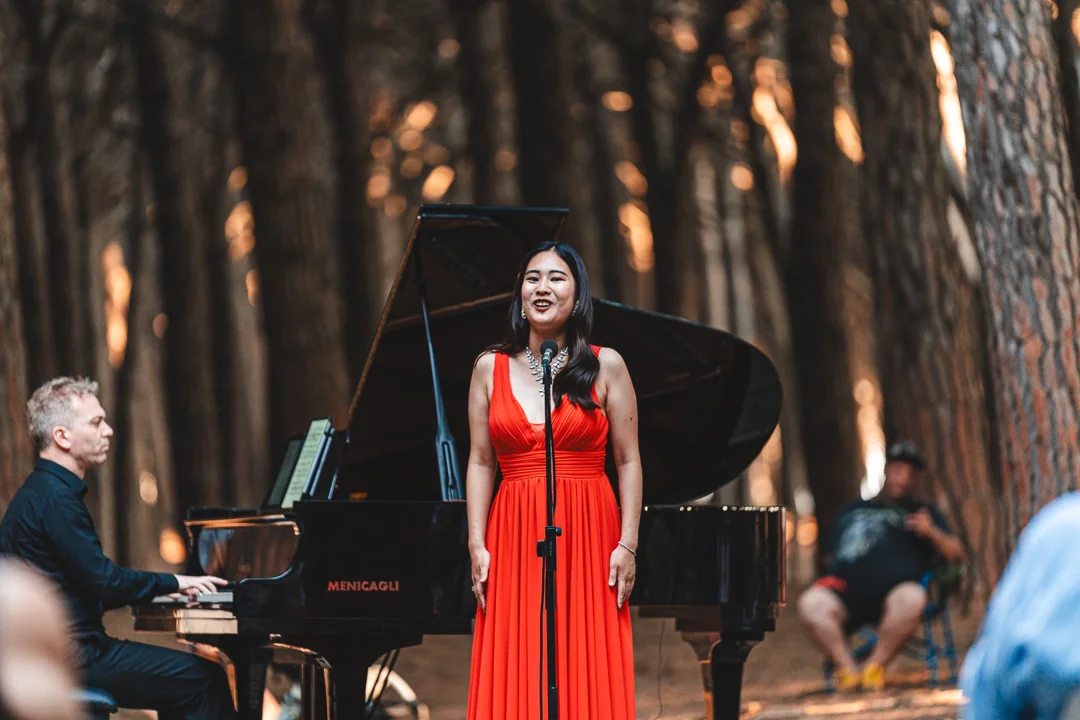 Una cantante e il pianoforte nella pineta di Terre Mascagnane