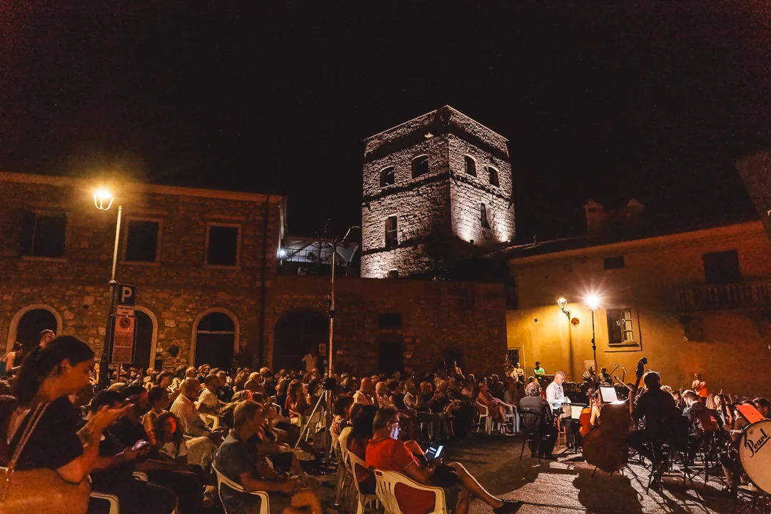 Pubblico e orchestra durante Santuzza, Terre Mascagnane