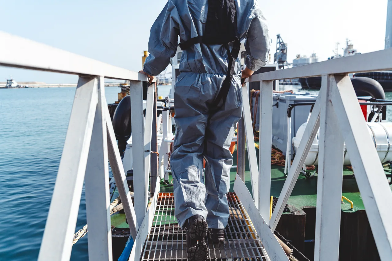 Un operatore ECOS al lavoro in abbigliamento protettivo