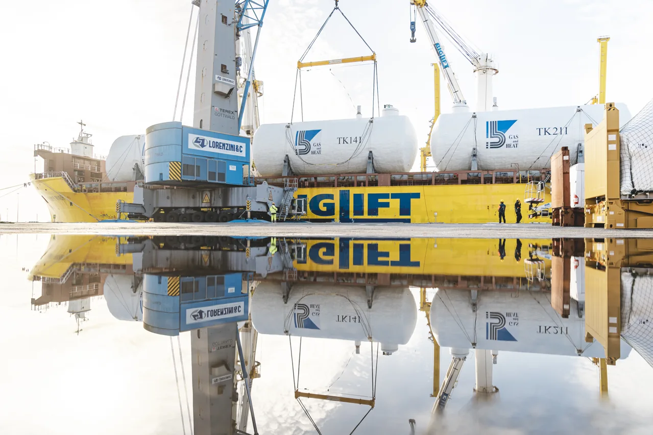 Componente industriale Gas and Heat su una chiatta
