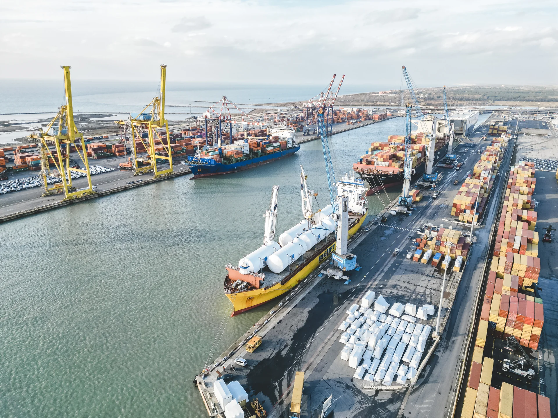 Ripresa aerea di una produzione industriale nel porto